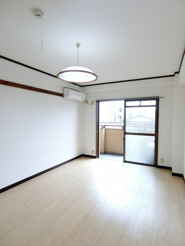 コーポラス大和【10,000円キャッシュバック対象物件】の居間・リビング|こちらのリビングで趣味の時間をお楽しみください