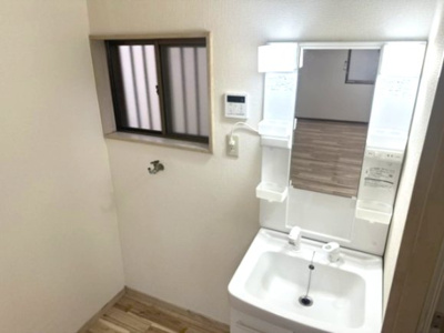 【洗面所】 | 彦根市日夏町貸家 | 明るい洗面所です