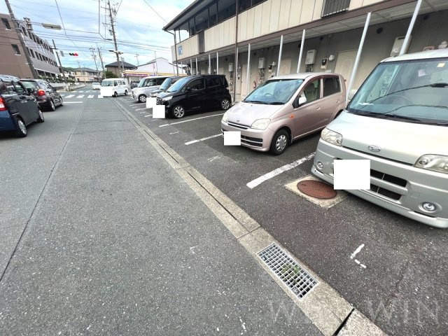 フォーブル鴨田の駐車場