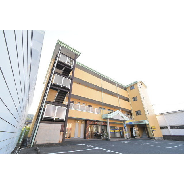 PLEAST御井駅前の駐車場|車をお持ちの方に嬉しい駐車場付きの物件です