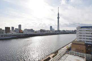 【展望】 | 即日のご見学も可能です！お気軽にお問い合わせください！
バルコニーからの眺望　東京スカイツリーと隅田川を望みます