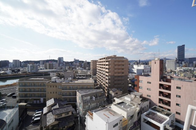 【展望】 | オアシスマンションプレジデント山陽(リノベ済) | 【四季を感じる】
四季の移ろい・爽やかな青空や風を感じられ
自然を愉しめるパノラマビュー。
毎日の暮らしに余裕を感じさせてくれる、
遮る物の無い開放的な眺望を是非、ご堪能ください。
