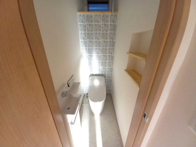 【トイレ】 | 新築住宅　高知市鴨部3丁目　Ｂ号地 | 1階トイレ。温水洗浄便座・手洗い器付き。