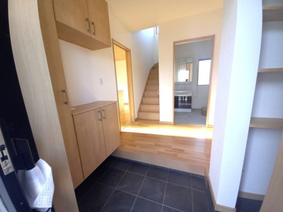 【玄関】 | 新築住宅　高知市鴨部3丁目　Ｂ号地 | 玄関は下駄箱と玄関収納があり、すっきりかたづきます。