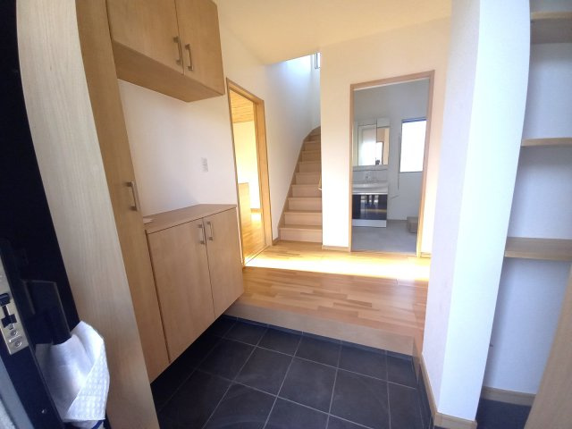 【玄関】 | 新築住宅　高知市鴨部3丁目　Ｂ号地 | 玄関は下駄箱と玄関収納があり、すっきりかたづきます。