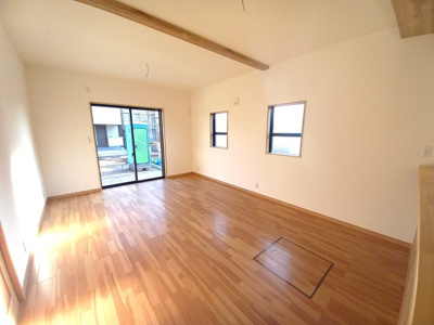 【居間・リビング】 | 新築住宅　高知市鴨部3丁目　Ｂ号地 | 奥行のある16帖のリビング。天井にある梁がオシャレ！