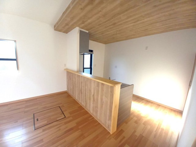 【キッチン】 | 新築住宅　高知市鴨部3丁目　Ｂ号地 | 木目調がきれいなキッチン。キッチン部分だけ下がり天井になっていてオシャレ！