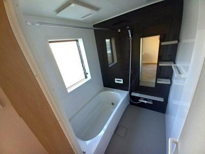 【浴室】 | 新築住宅　高知市鴨部3丁目　Ｂ号地 | ゆったり足を伸ばせる一坪バス・追い焚き・浴室乾燥機付き。