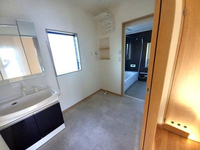 【独立洗面台】 | 新築住宅　高知市鴨部3丁目　Ｂ号地 | 洗面スペース。ゆとりのある広さで、タオルや下着類の保管スペースもとれそう。