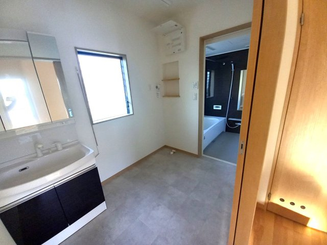 【独立洗面台】 | 新築住宅　高知市鴨部3丁目　Ｂ号地 | 洗面スペース。ゆとりのある広さで、タオルや下着類の保管スペースもとれそう。