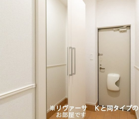 グランド　ライン　Ａの玄関|明るい玄関です