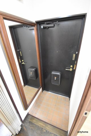 パレス江坂　仲介手数料無料の玄関