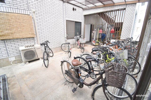 パレス江坂　仲介手数料無料の駐車場