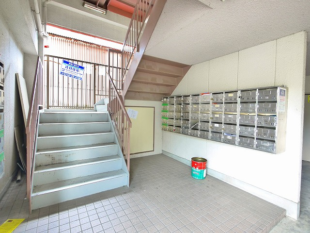 ジュネス神殿のエントランス|共用階段