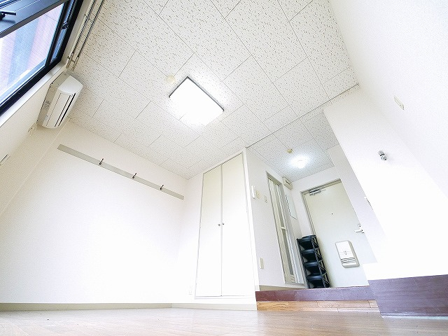 ジュネス神殿の居間・リビング|明るい洋室です。