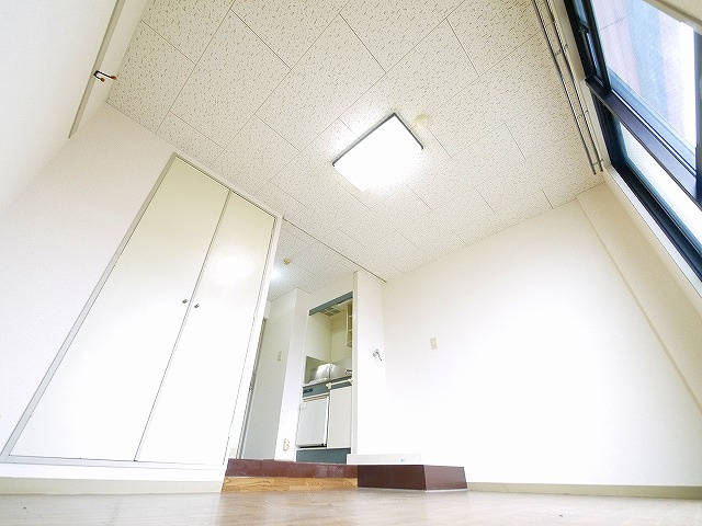 ジュネス神殿の洋室|きれいな洋室です