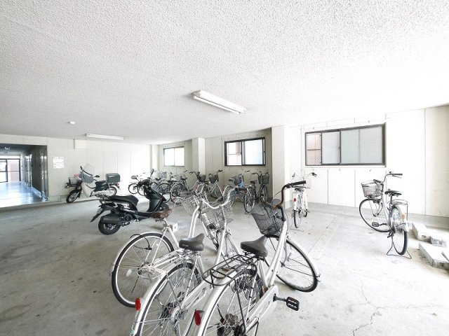 ジュネス神殿のその他共用部分|広い駐輪場です