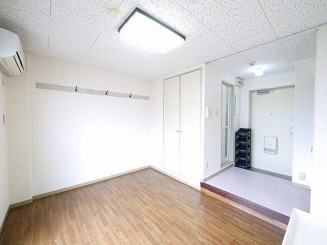 ジュネス神殿の居間・リビング|明るい洋室です。