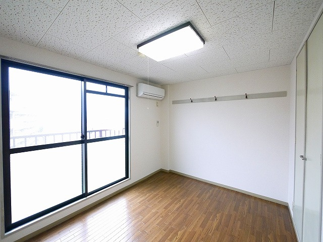 ジュネス神殿の寝室|明るい洋室です。