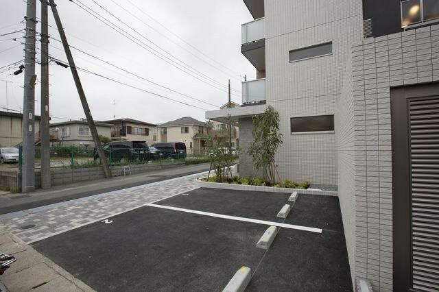 クレセールの駐車場