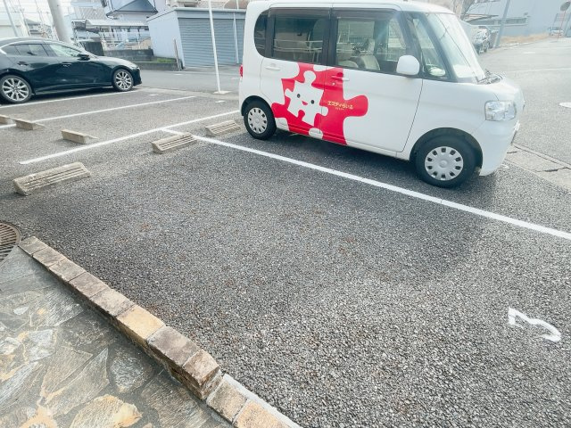 サプリーム新舞子Ⅱの駐車場