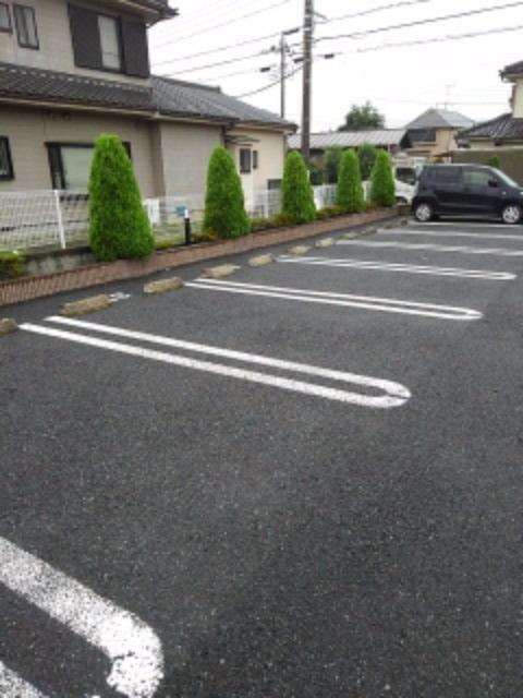 クローバーレジデンスYの駐車場