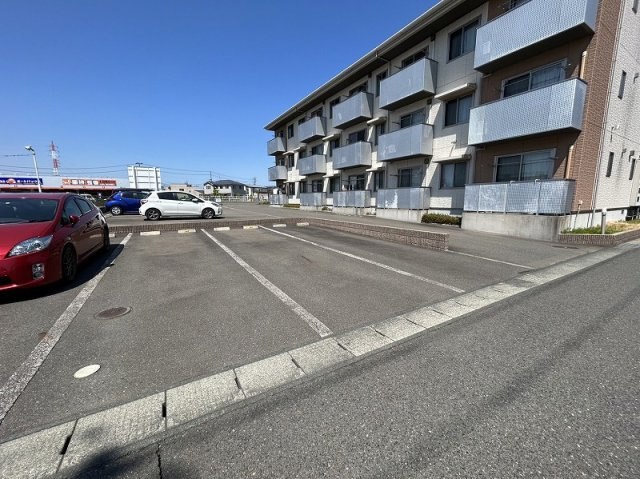 メゾンマスト盛南中央の駐車場