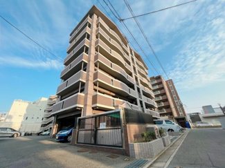 【外観】 | 交通の利便性はもちろん、周辺環境も整ったこちらのマンション。いつまでも色あせることのない素敵な外観♪