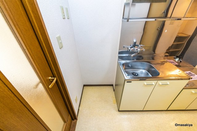 ブラウンヒルズ2番館のキッチン|冷蔵庫置場