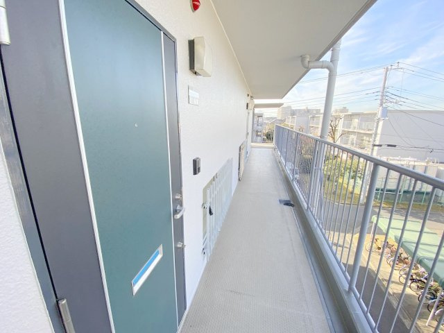 サンフィールド吉川3号棟のその他共用部分|共用部廊下綺麗につかわれています。