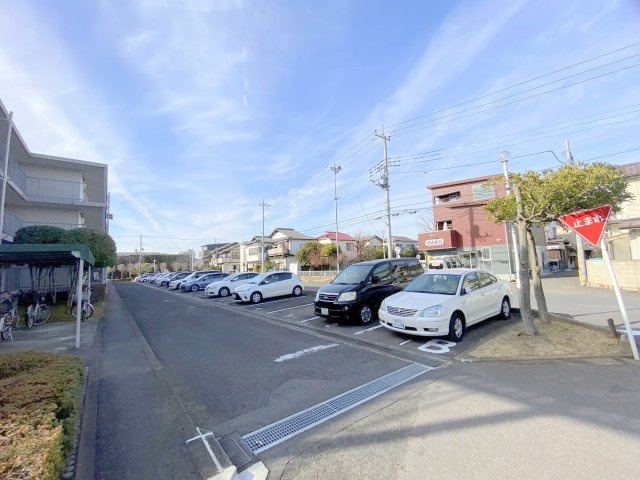 サンフィールド吉川3号棟の駐車場|敷地内駐車です。