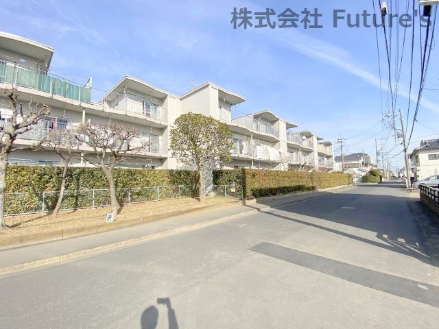 サンフィールド吉川3号棟の外観|3階建３階の最上階からの眺望をお楽しみください