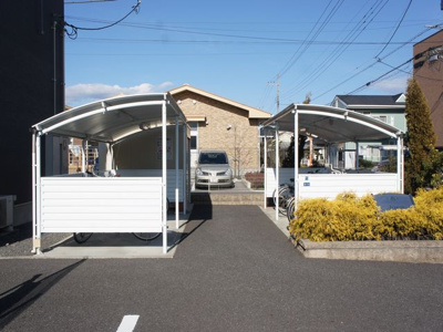 【その他共用部分】 | フランボワーズ | 屋根付きの駐輪場があります♪