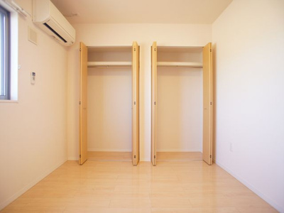 【寝室】 | フランボワーズ | 清潔感のあるきれいな室内☆快適に過ごせるエアコン付きです♪