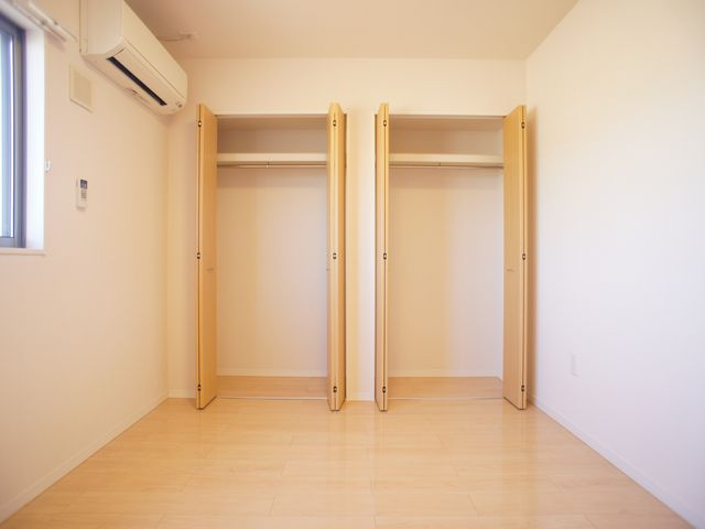 【寝室】 | フランボワーズ | 清潔感のあるきれいな室内☆快適に過ごせるエアコン付きです♪
