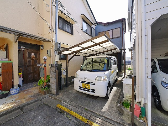 ひなたぼっこハウスの駐車場
