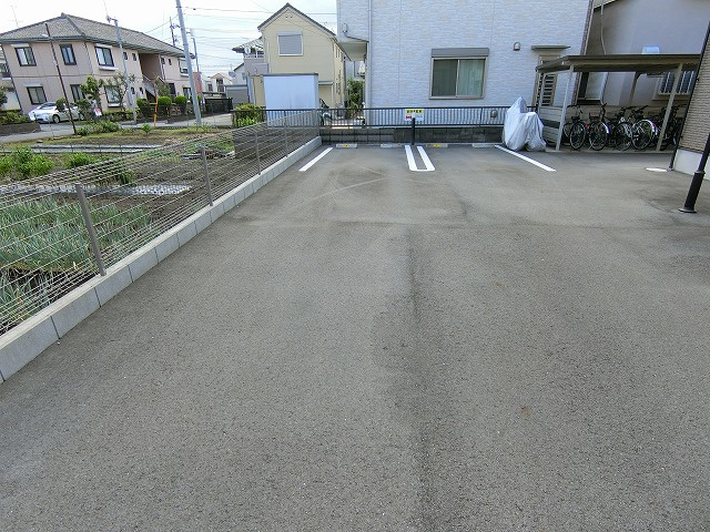 フェブリエ・エスポワールの駐車場