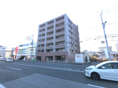 【外観】 | パテラ磯子 | 総戸数２８戸、平成１８年２月築、管理人は日勤勤務につき管理体制良好です♪