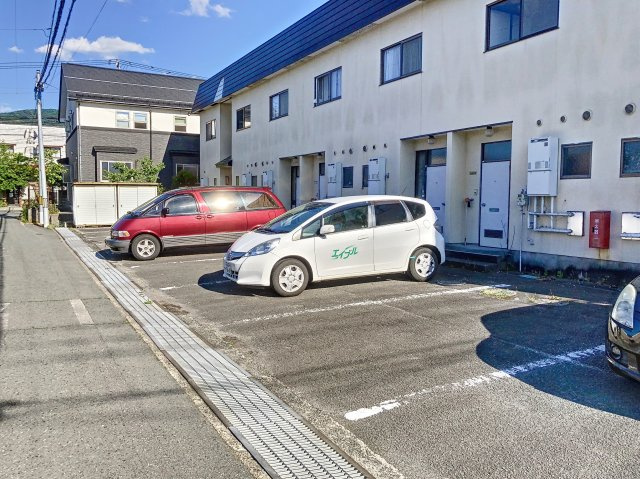 コーポいすずＡの駐車場