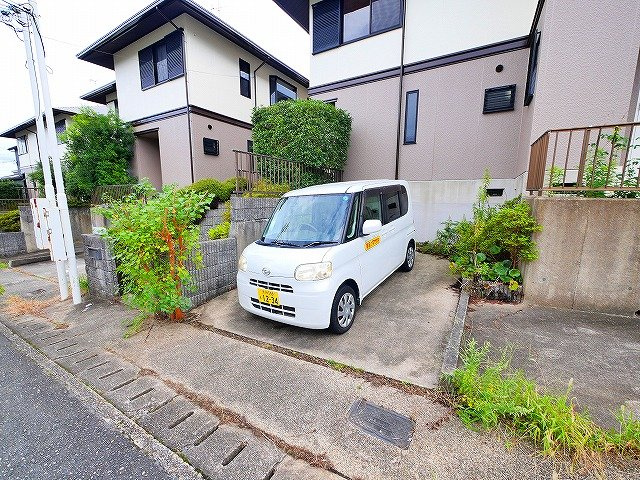 ガーデンヒルズ高の原　12棟の駐車場|カースペースがあります