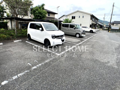 【駐車場】 | メゾンフルール | 駐車場があるので、車を買う予定の方も安心です
