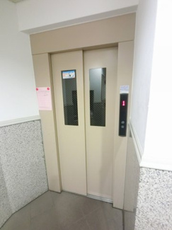 【その他共用部分】 | お買い物時やベビーカーの出し入れに便利なエレベーター付です。