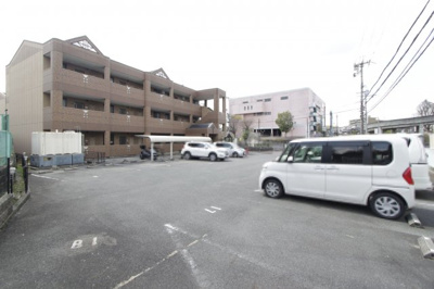 【駐車場】 | ラ・ポーラ滝川Ⅱ番館 | 車をお持ちの方に嬉しい駐車場付きの物件です