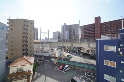 【展望】 | グリーン二葉の里（リノベ済） | 【眺望】
広島駅から徒歩10分の立地で、この眺望の取れ方は良いですね！
割と窓の多い本物件。居室の奥の方まで明るさが届きます。
前面に高い建物が無いお陰ですね！