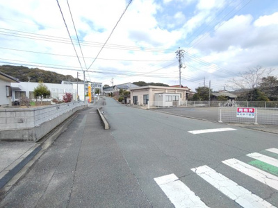 【前面道路含む現地写真】 | 厚東売土地 | 角地の利点は大きく看板なども目立つ立地です