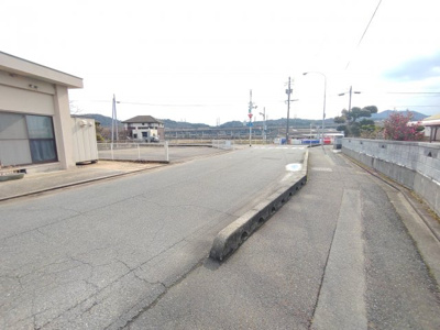 【前面道路含む現地写真】 | 厚東売土地 | 中学校近くで治安面も良好です
