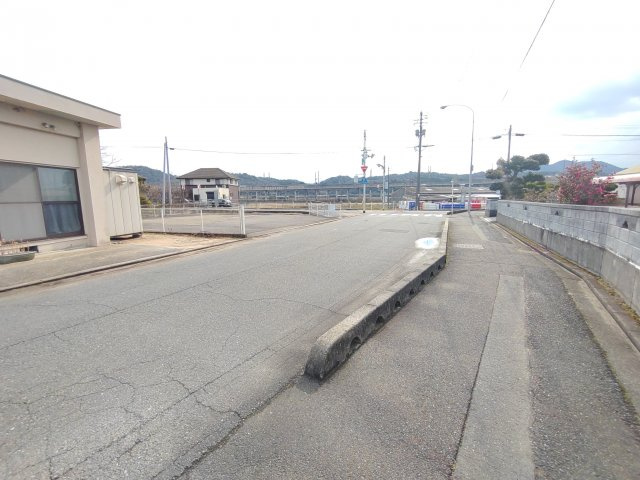 【前面道路含む現地写真】 | 厚東売土地 | 中学校近くで治安面も良好です