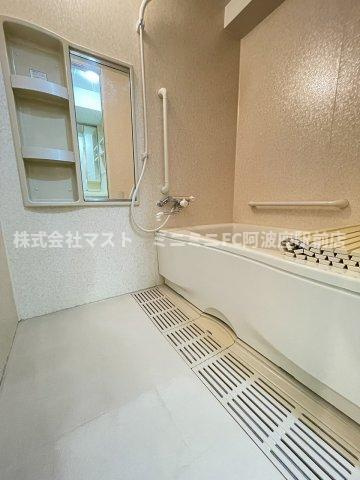 クイーンズコート阿波座の浴室