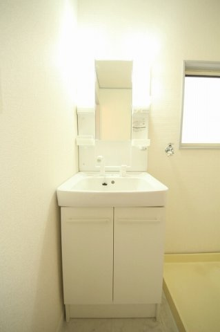 レジデンス大森　C棟の独立洗面台|朝の身支度には欠かせない独立洗面化粧台/同型タイプの別のお部屋のお写真です