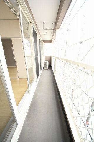 レジデンス大森　C棟のバルコニー|外からの目が気にならないバルコニーで洗濯物が干せます/同型タイプの別のお部屋のお写真です